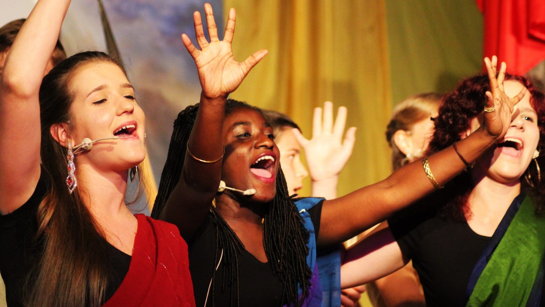 Groupe d'adolescentes en train de chanter