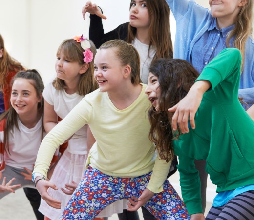 Adolescents en train de mimer des personnages de théâtre