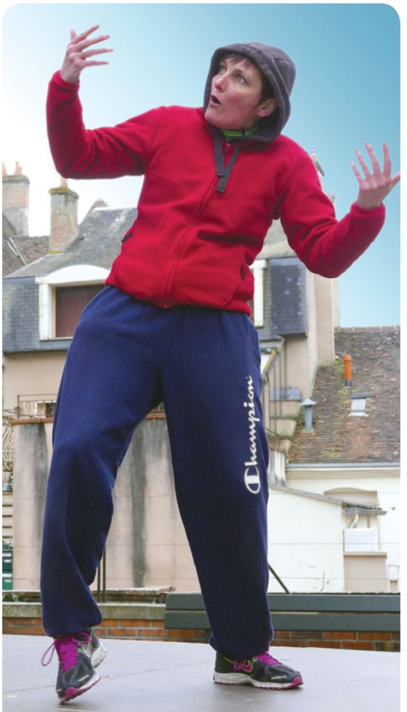 Spectacle Self Contrôle de Sophie Gaillard - Sophie Gaillard en scène en jogging à capuche