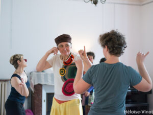 Femmes avec des nez rouges en plein jeux de mime pendant le stage clown de Sophie Gaillard