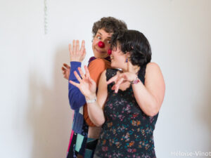 Femmes avec des nez rouges en plein jeux de mime pendant le stage clown de Sophie Gaillard