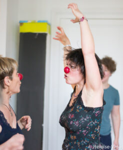 Femmes avec des nez rouges en plein jeux de mime pendant le stage clown de Sophie Gaillard