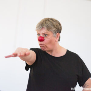 Femme avec un nez rouge pendant le stage clown de Sophie Gaillard